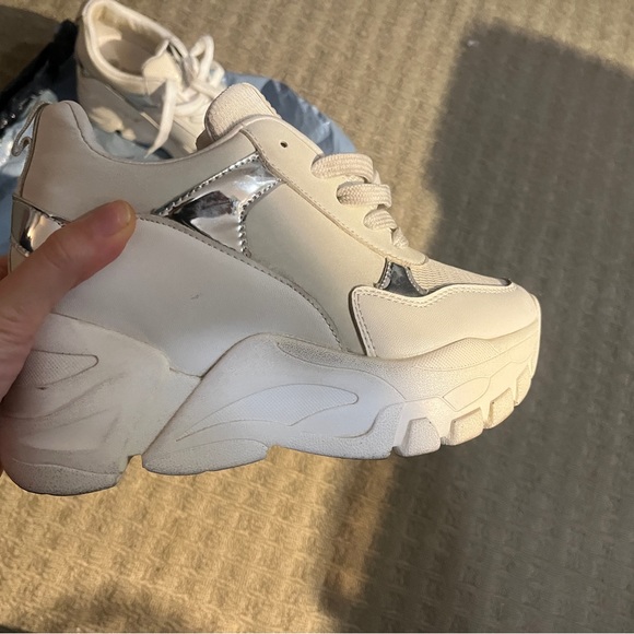 Sneakers - Picture 5 of 6